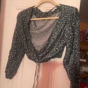 Floral dark green cropped American Eagle top